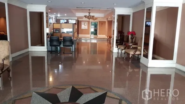 คอนโด ให้เช่าในWatthana, Bangkok - ล็อบบี้คอนโดหรู พื้นเงางาม โคมระย้า และเคาน์เตอร์ต้อนรับ