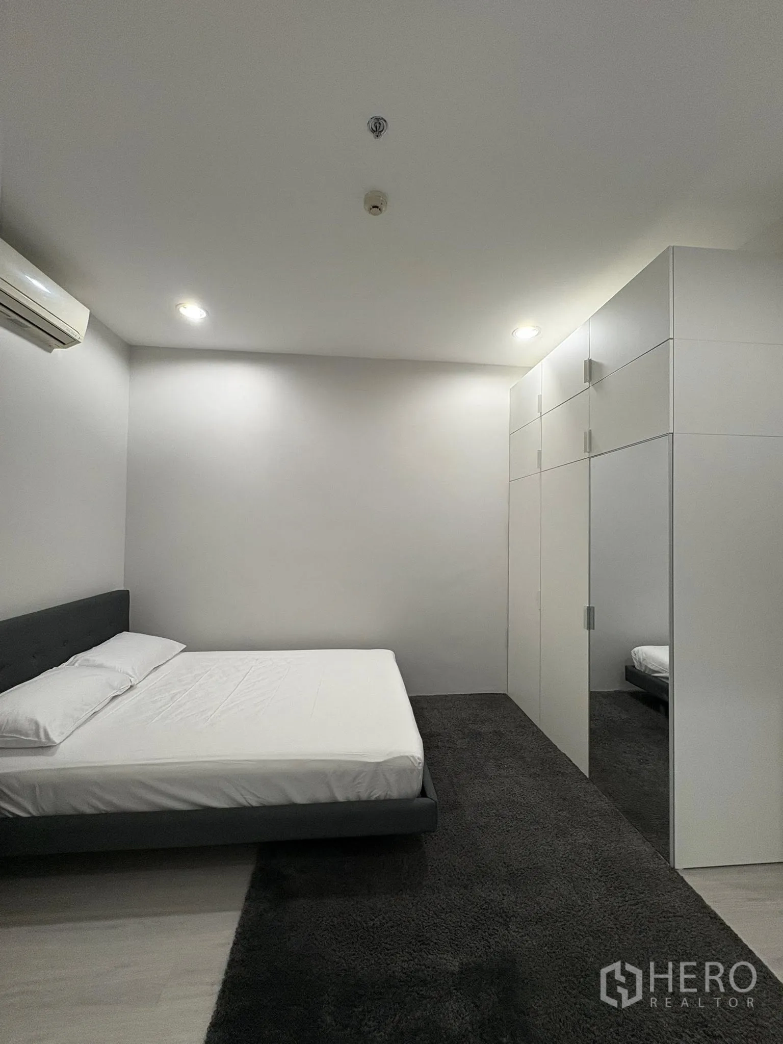 คอนโด for rent in Ratchathewi, Bangkok - ห้องนอนแขกมีพรมสีเข้ม ตู้บิลท์อิน และเตียงแพลตฟอร์มเตี้ย