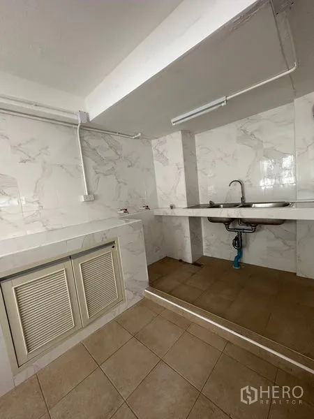 อาคารพาณิชย์ ให้เช่าในBangkok - ห้องอเนกประสงค์กรุผนังลายหินอ่อน มีเคาน์เตอร์และอ่างล้างจานสแตนเลส.