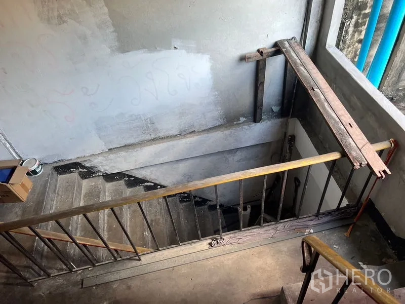 อาคารพาณิชย์ ให้เช่าในPhra Khanong, Bangkok - บันไดคอนกรีตกำลังก่อสร้าง พร้อมราวเหล็กและผนังฉาบหยาบ.