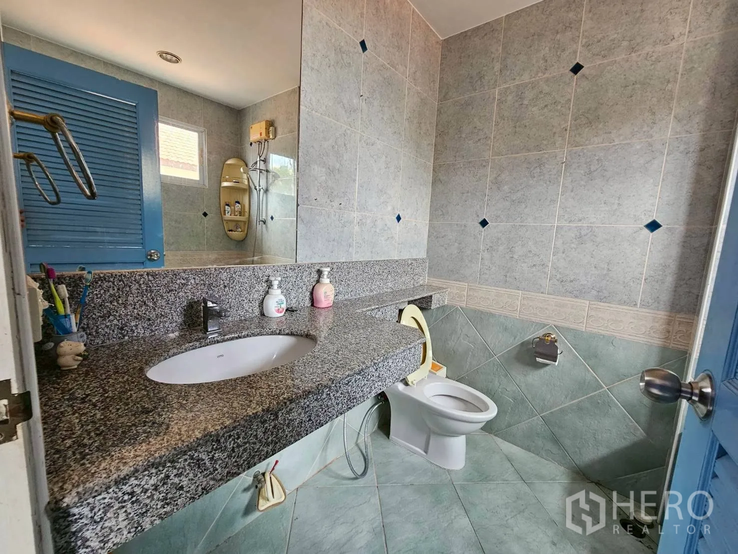 Detached House for rent or sale in Bang Lamung, Chon Buri - Upstairs bathroom with granite counter, toilet, and window.
