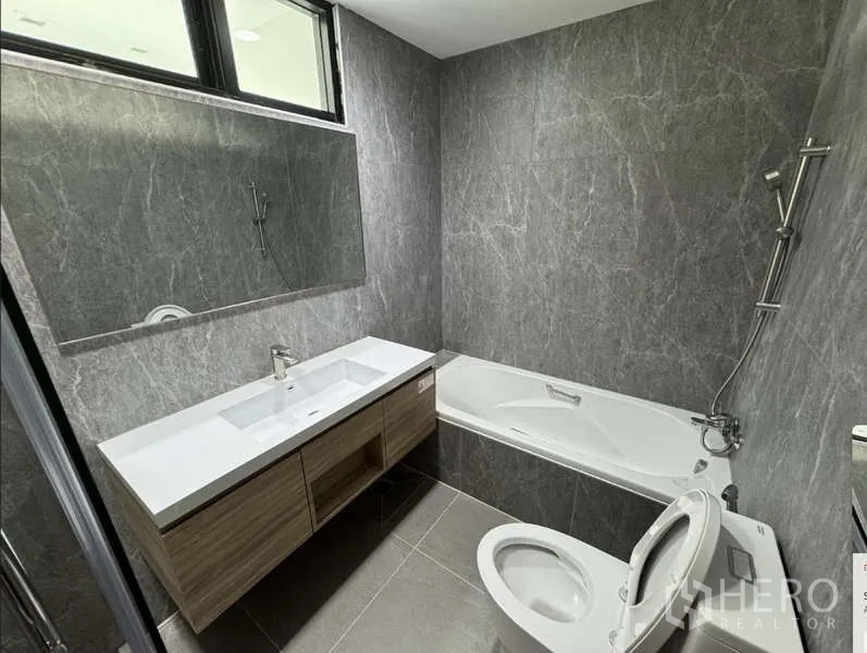 คอนโด ให้เช่า - คลOSEอัพห้องน้ำ อ่างล้างหน้าคู่ ผนังลายหินสีเทา และอ่างอาบน้ำ