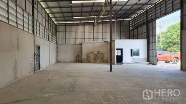 คลังสินค้า ให้เช่าในPathum Thani - มุมมองภายในโกดังพร้อมห้องออฟฟิศและประตูชัตเตอร์เปิดรับถนน