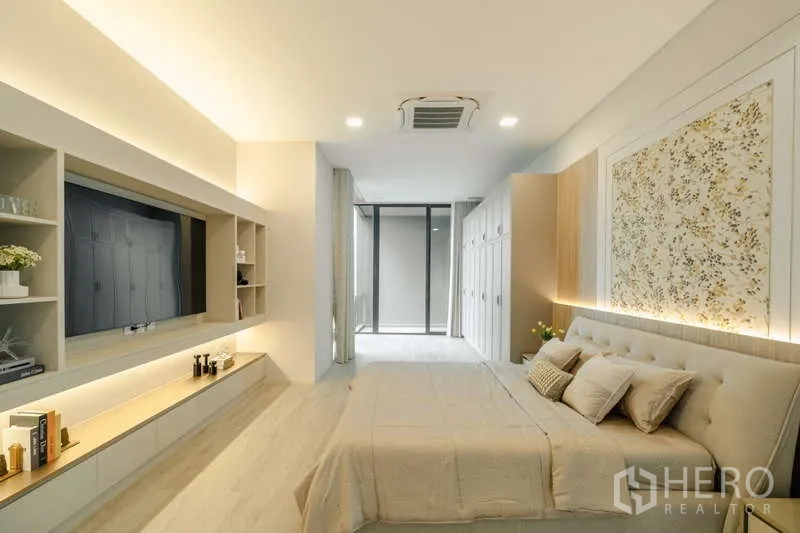 Detached House for rent in Saphan Sung, Bangkok - Large master suite with feature wall, long media console, and wardrobes.