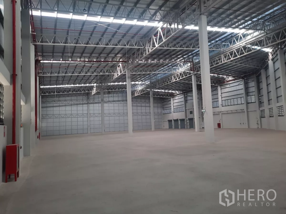 Factory for rent in Bang Lamung, Chon Buri - Symmetrical factory hall with skylights and insulated roof panels.