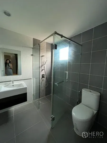 บ้าน ให้เช่าในSaphan Sung, Bangkok - ห้องน้ำสมัยใหม่พร้อมตู้ shower กระจก อ่างล้างหน้าและโถสุขภัณฑ์ โทนกระเบื้องสีเทา