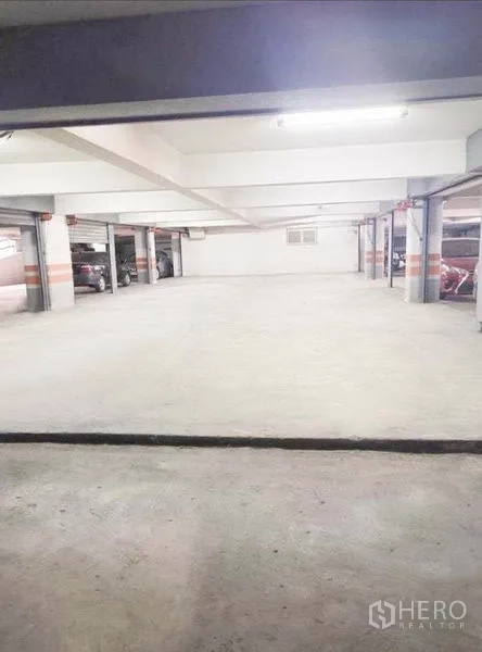 คลังสินค้า ให้เช่าในBang Phli, Samut Prakan - โซนโหลดสินค้าและจอดรถในอาคาร พื้นคอนกรีตและไฟแถบ