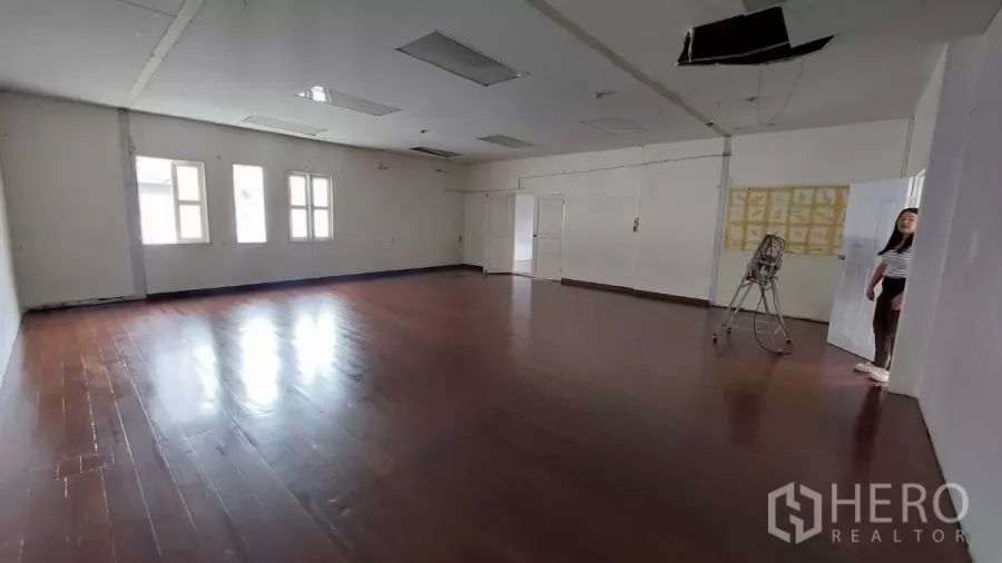 สำนักงาน ให้เช่าในWatthana, Bangkok - พื้นที่สำนักงานแบบเปิด พื้นไม้ขัดเงา ผนังสีขาว ไฟฝังฝ้าและหน้าต่างรับแสงธรรมชาติหลายบาน