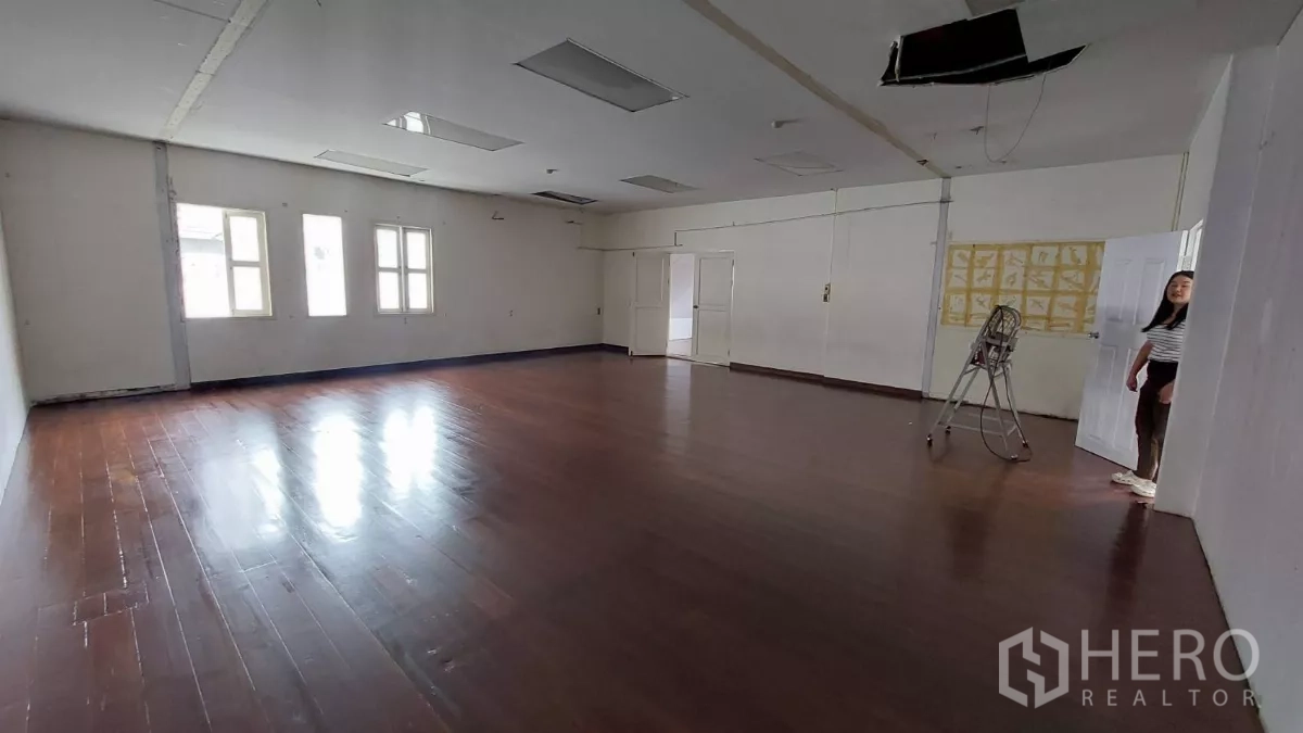 สำนักงาน ให้เช่าในWatthana, Bangkok - พื้นที่สำนักงานแบบเปิด พื้นไม้ขัดเงา ผนังสีขาว ไฟฝังฝ้าและหน้าต่างรับแสงธรรมชาติหลายบาน