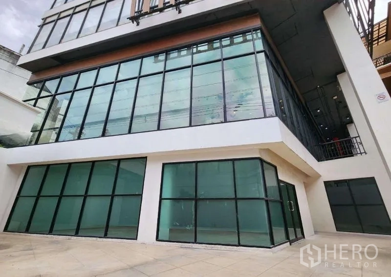 พื้นที่ขายปลีก ให้เช่าในSathon, Bangkok - พื้นที่ร้านค้ามุมอาคารกระจกเต็มผนังในคอมมูนิตี้มอลล์สไตล์โมเดิร์น