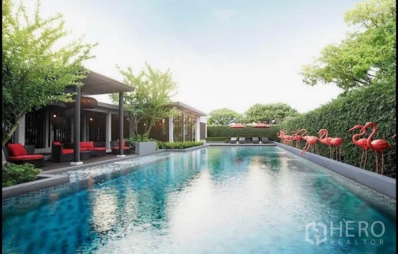 ทาวน์เฮาส์ ขายในKhlong Toei, Bangkok - สระว่ายน้ำส่วนกลางสไตล์รีสอร์ทพร้อมศาลาพักผ่อนและสวนร่มรื่น