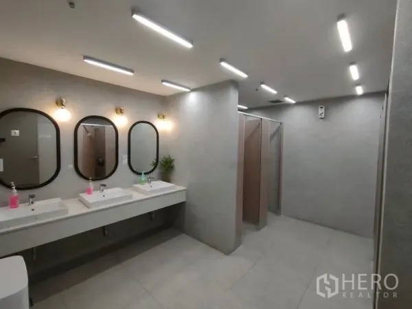 办公空间 出租在Bang Rak, Bangkok - 现代公共卫浴，多个洗手台与镜子，独立隔间，配色素雅。