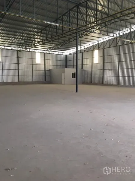 คลังสินค้า ให้เช่าในBang Kapi, Bangkok - ภายในโกดังพื้นที่โล่งกว้าง หลังคาโครงเหล็กสูง พื้นคอนกรีต และมีห้องออฟฟิศขนาดเล็กติดตั้งภายใน