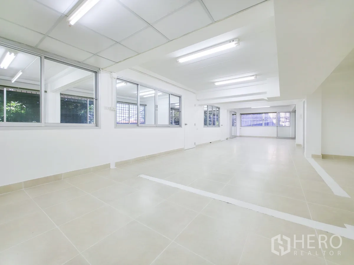办公室 for rent in Khlong Toei, Bangkok - 通透明亮的开放办公区，多扇窗户与浅色地砖。