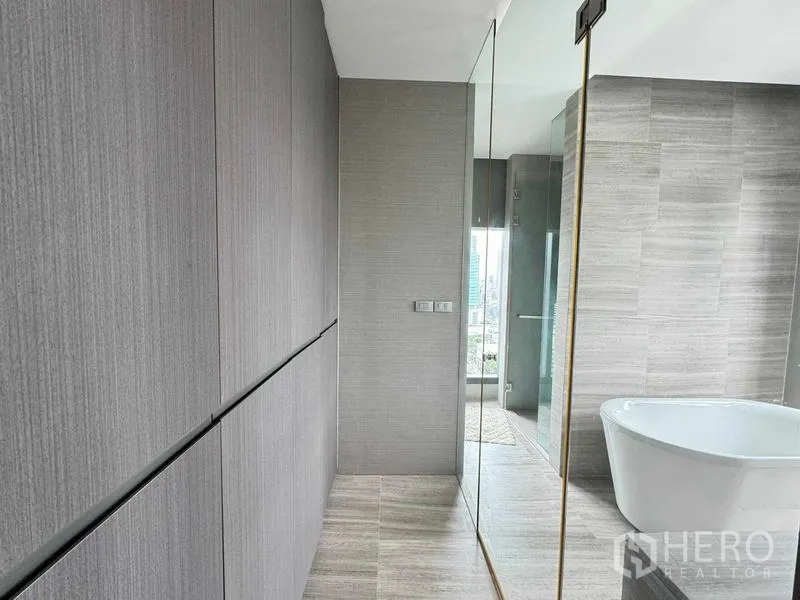 Condominium for sale in Bang Rak, Bangkok - Entry hallway with wood flooring, built‑in cabinets and kitchen counter.