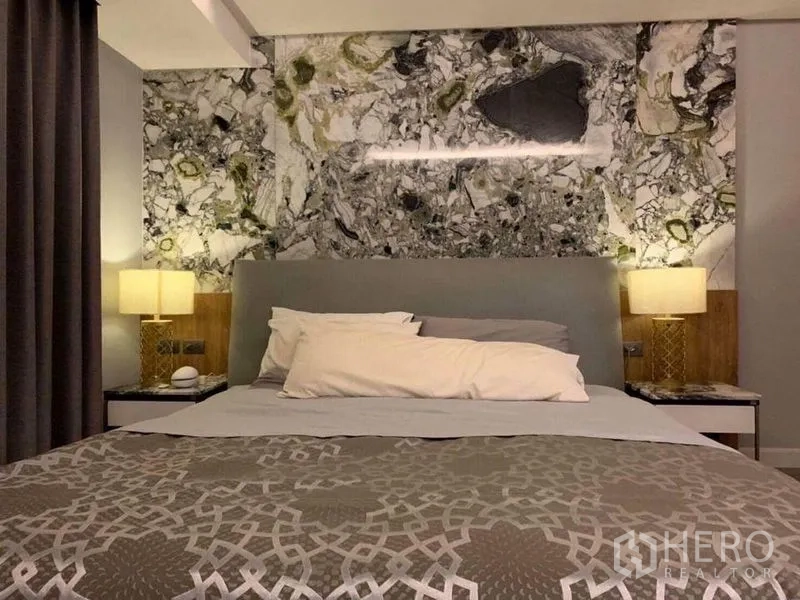 คอนโด ขายในKhlong Toei, Bangkok - ห้องนอนหลัก ผนังจุดเด่นลายหินอ่อน หัวเตียงบุนุ่ม และโคมไฟหัวเตียงสองข้าง
