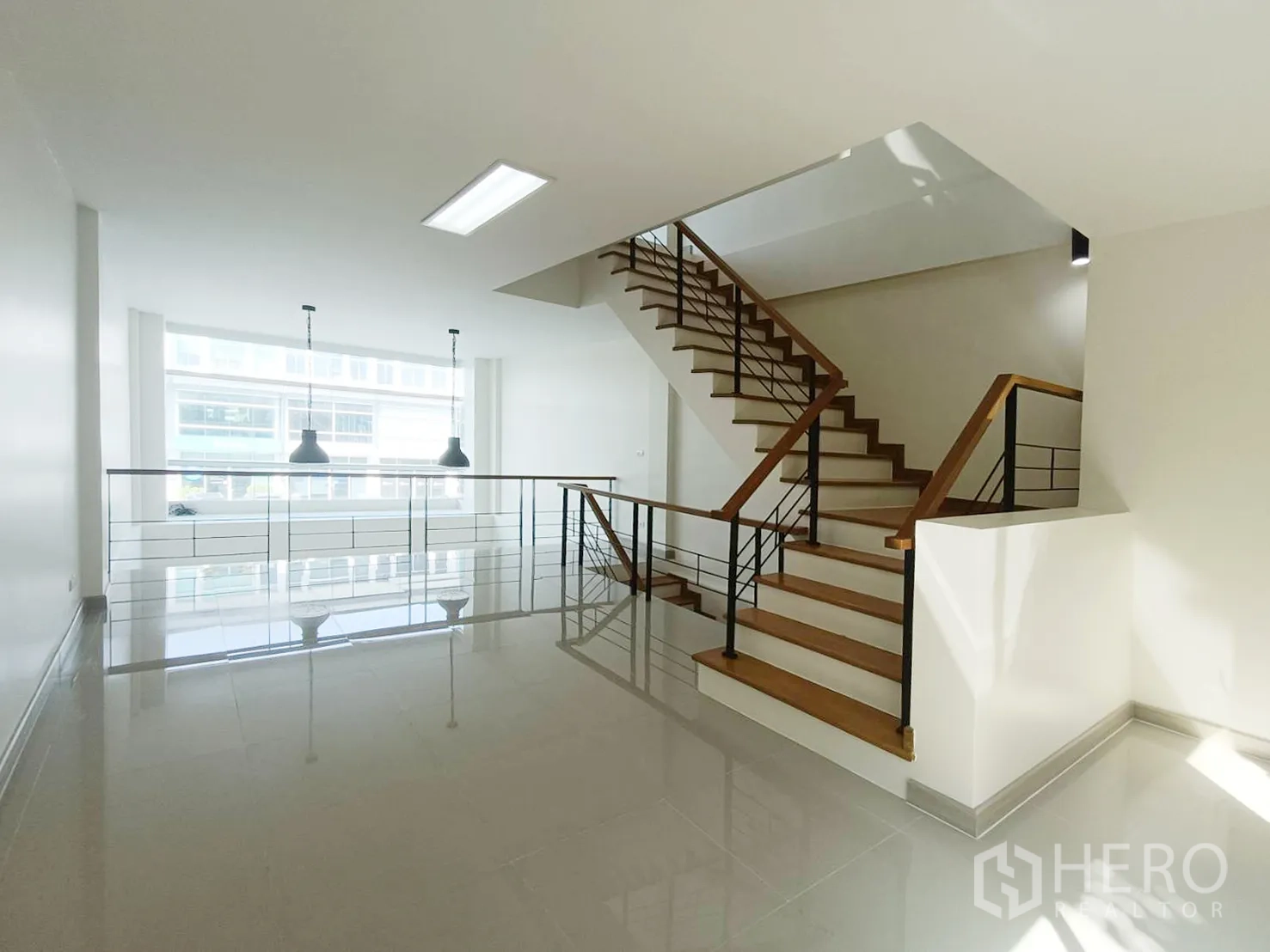 带办公室的家 for rent or sale in Prawet, Bangkok - 夹层设金属木质楼梯，正面大窗与吊灯采光充足。