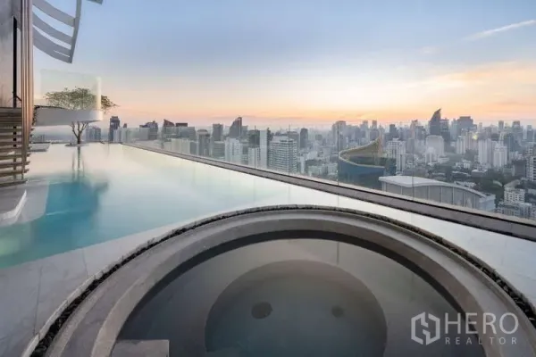 公寓 出租在Watthana, Bangkok - 屋顶无边际泳池与圆形泡池，俯瞰曼谷天际线的日落景色