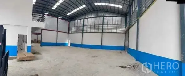 Warehouse for rent in Bang Phli, Samut Prakan - Clear-span storage area with steel roof, ventilation panels and loading access.