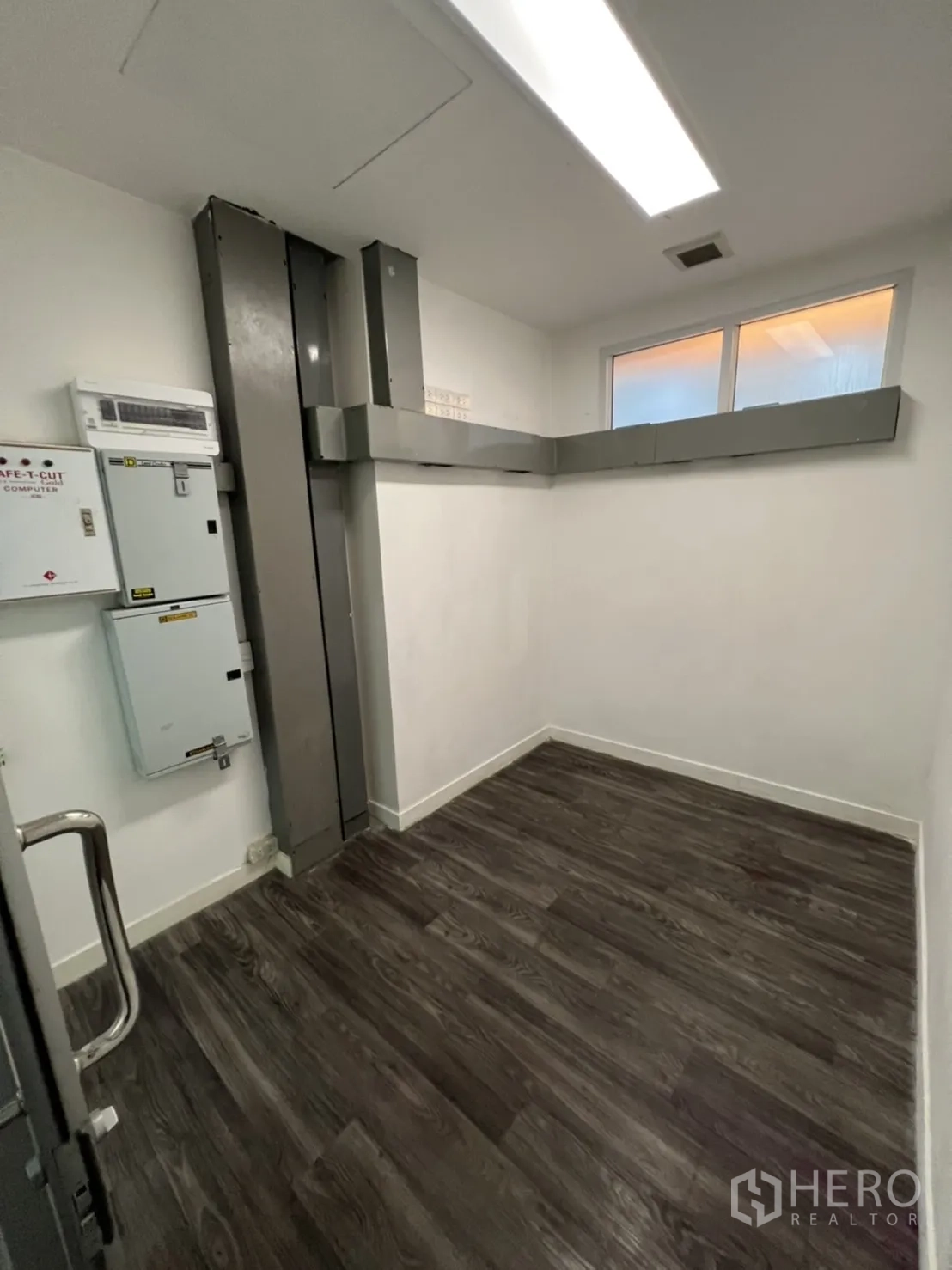 พื้นที่ขายปลีก ให้เช่าในSathon, Bangkok - ห้องอุปกรณ์ขนาดกะทัดรัดพร้อมท่อลม แผงไฟ และหน้าต่าง