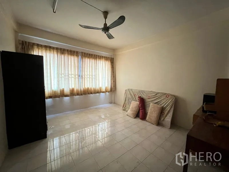 อาคารพาณิชย์ ขายในPhra Khanong, Bangkok - ห้องโปร่งสว่าง ม่านยาว พื้นกระเบื้อง และพัดลมเพดาน