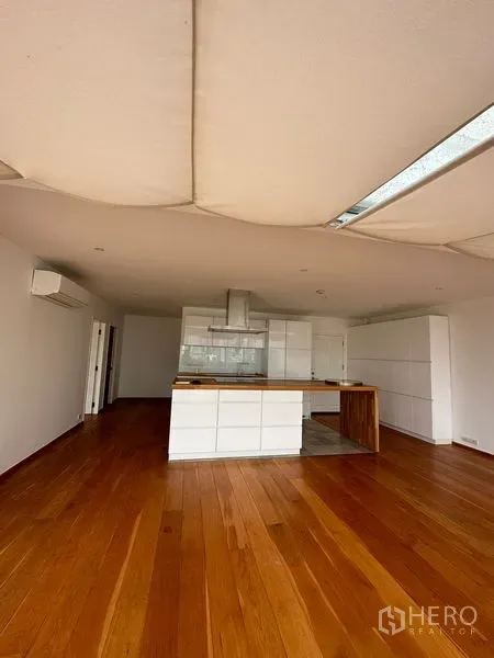 คอนโด ให้เช่าในKhlong Toei, Bangkok - พื้นที่โอเพ่นแปลนครัวสีขาว ไอแลนด์เตาไฟฟ้า และพื้นไม้โทนอุ่น