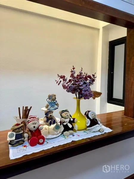 สำนักงานที่บ้าน ให้เช่าในKhlong Toei, Bangkok - ชั้นวางบิวท์อินพร้อมแจกันและของตกแต่งบนผนังสีขาว