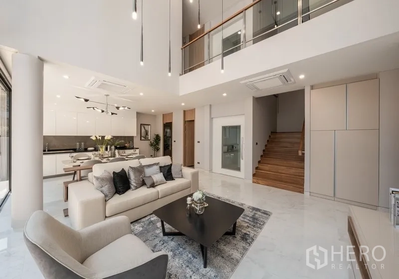 บ้าน ให้เช่าหรือขายในYan Nawa, Bangkok - ห้องนั่งเล่นเพดานสูงแบบดับเบิลโวลุ่ม เชื่อมครัวและพื้นที่รับประทานอาหารสไตล์โมเดิร์น