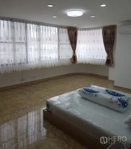 คอนโด ให้เช่าในWatthana, Bangkok - ห้องนอนมุมกว้าง หน้าต่างโค้งรอบด้าน ผ้าม่านโปร่ง และพื้นเงางาม