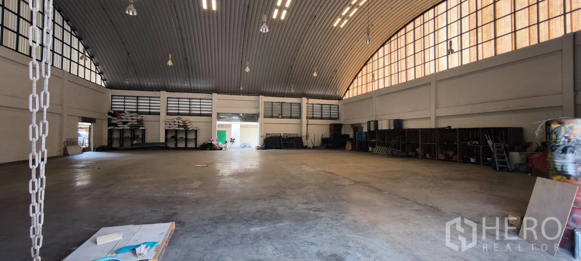 Warehouse for rent in Photharam, Ratchaburi - Wide interior view with translucent gable windows and large clear floor area.