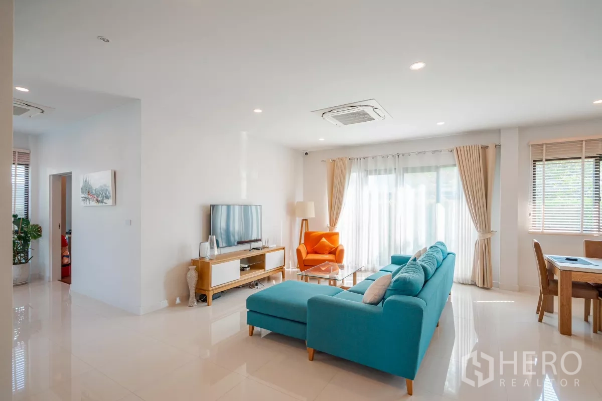 บ้าน ขายในSaphan Sung, Bangkok - มุมมองอีกด้านของห้องพักผ่อนสว่าง ติดทีวี โซฟา และประตูกระจกสวน