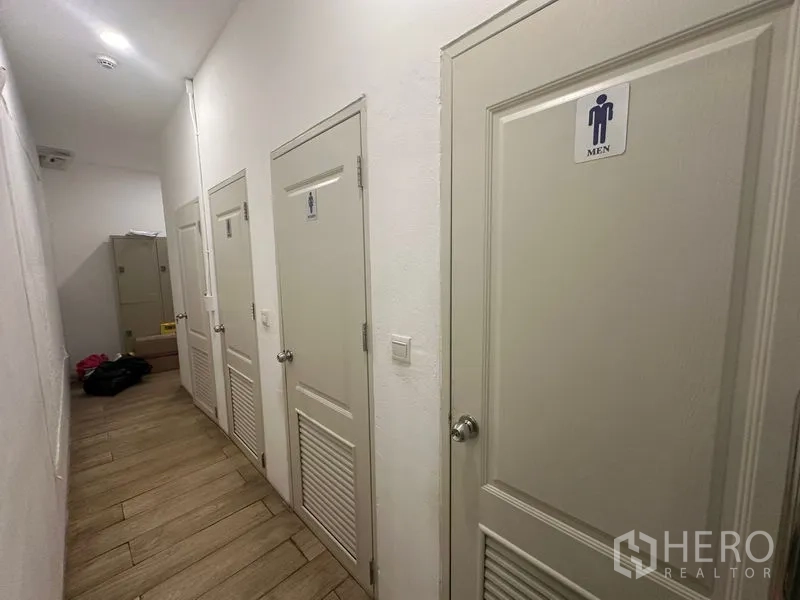 สำนักงานที่บ้าน ให้เช่าในBang Na, Bangkok - ทางเดินไปห้องน้ำหลายห้อง พื้นลายไม้