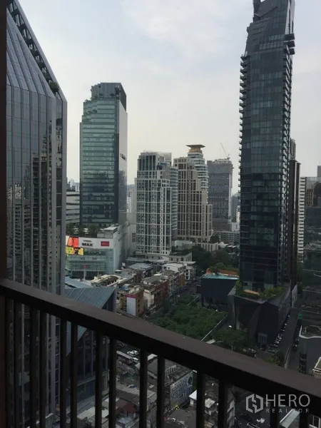 公寓 出租在Bangkok - 高楼层阳台俯瞰素坤逸天际线。