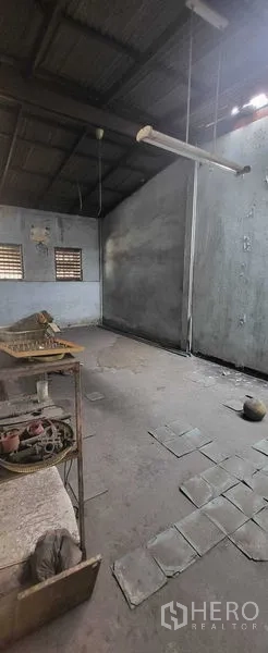 อาคารพาณิชย์ ให้เช่าในKhlong Toei, Bangkok - ห้องสไตล์เวิร์กชอป เพดานสูงและไฟแขวน