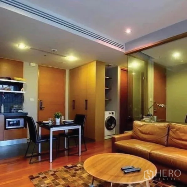 คอนโด ขายในKhlong Toei, Bangkok - พื้นที่นั่งเล่นและรับประทานอาหารแบบเปิด ครัวขนาดกะทัดรัด และเครื่องซักผ้า