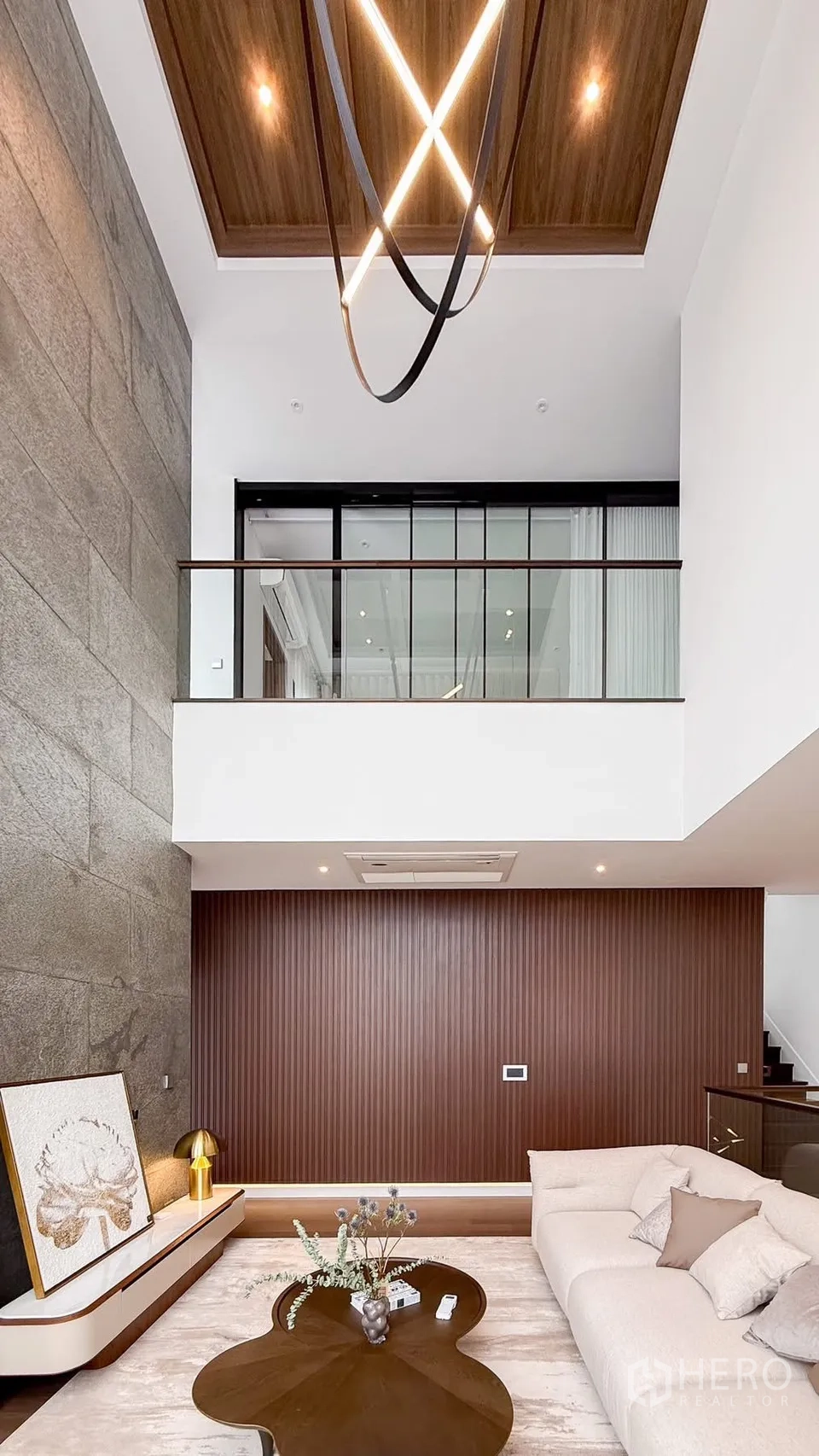 独立式住宅 出租或出售在Bang Kapi, Bangkok - 阁楼式空间，木质天花细节、玻璃栏杆与线性灯光。