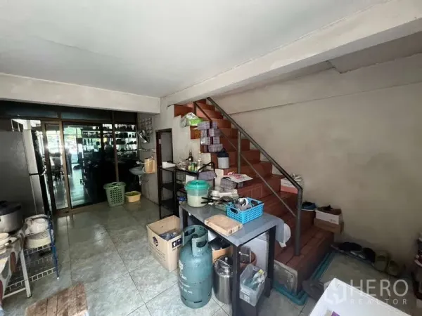 อาคารพาณิชย์ ให้เช่าในKhlong Toei, Bangkok - พื้นที่ด้านหลังพร้อมบันไดขึ้นชั้นบน โต๊ะเตรียมอาหาร และผนังกระจกบานเลื่อน