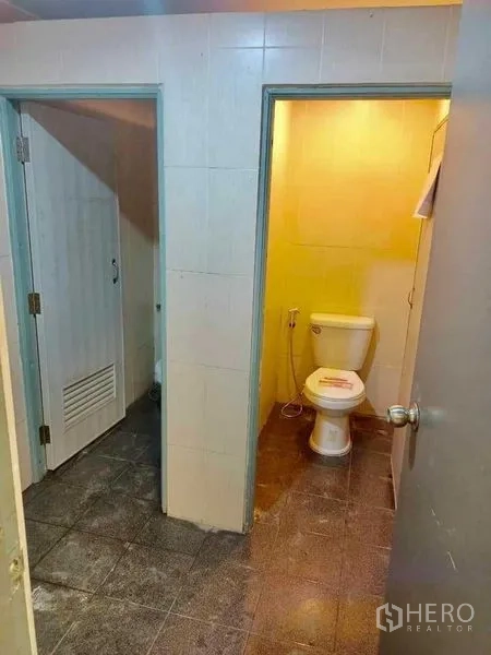 货栈 出租在Samut Prakan - 仓库内瓷砖卫生间，分隔马桶间