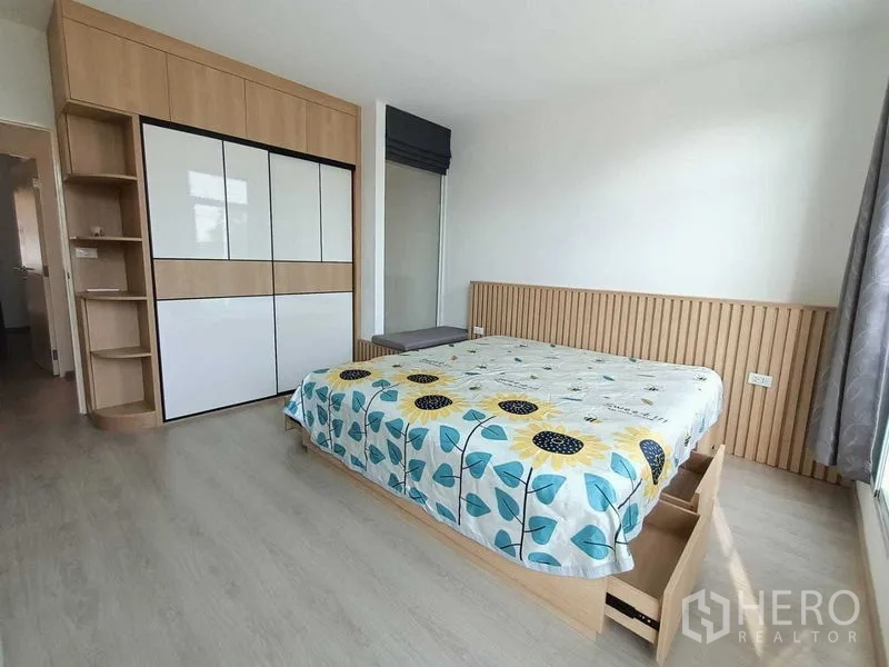 ทาวน์เฮาส์ ให้เช่าในPrawet, Bangkok - มุมห้องนอนมาสเตอร์ โชว์เตียงมีลิ้นชัก หัวเตียง และหน้าต่างบานใหญ่