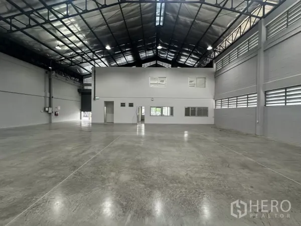 Factory for rent in Bang Phli, Samut Prakan - Two-storey mezzanine office block set inside the warehouse hall.