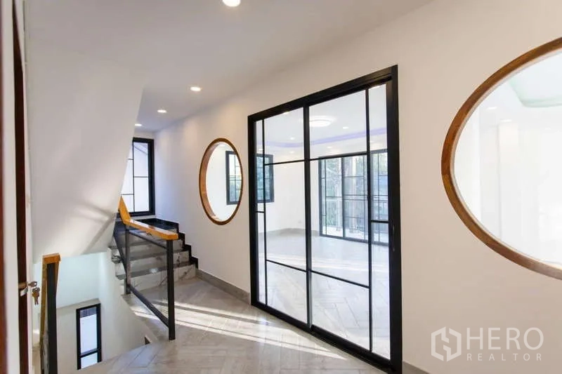 สำนักงานที่บ้าน ขายในHuai Khwang, Bangkok - โถงทางเดินมีหน้าต่างวงกลมและผนังกระจกกรอบดำ
