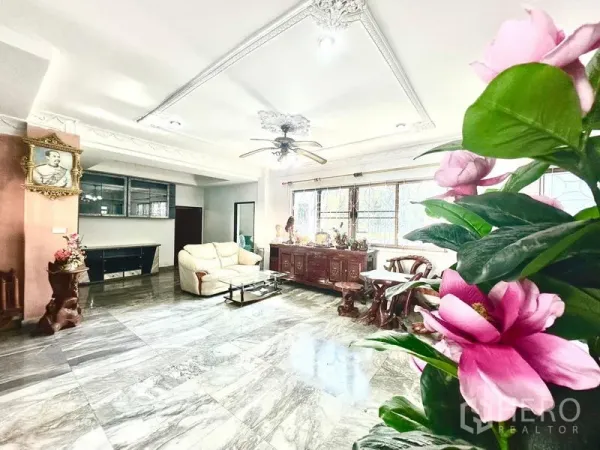 บ้าน ให้เช่าในTaling Chan, Bangkok - มุมนั่งเล่นสว่างไสว หน้าต่างบานใหญ่ พื้นหินอ่อน พัดลมเพดาน และตู้ข้างไม้ตกแต่ง.