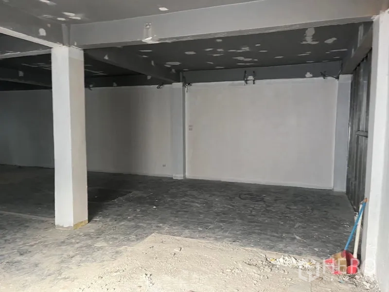 零售空间 出租在Pathum Wan, Bangkok - 宽阔店铺分区，整面白墙，适合安装货架或品牌标识。