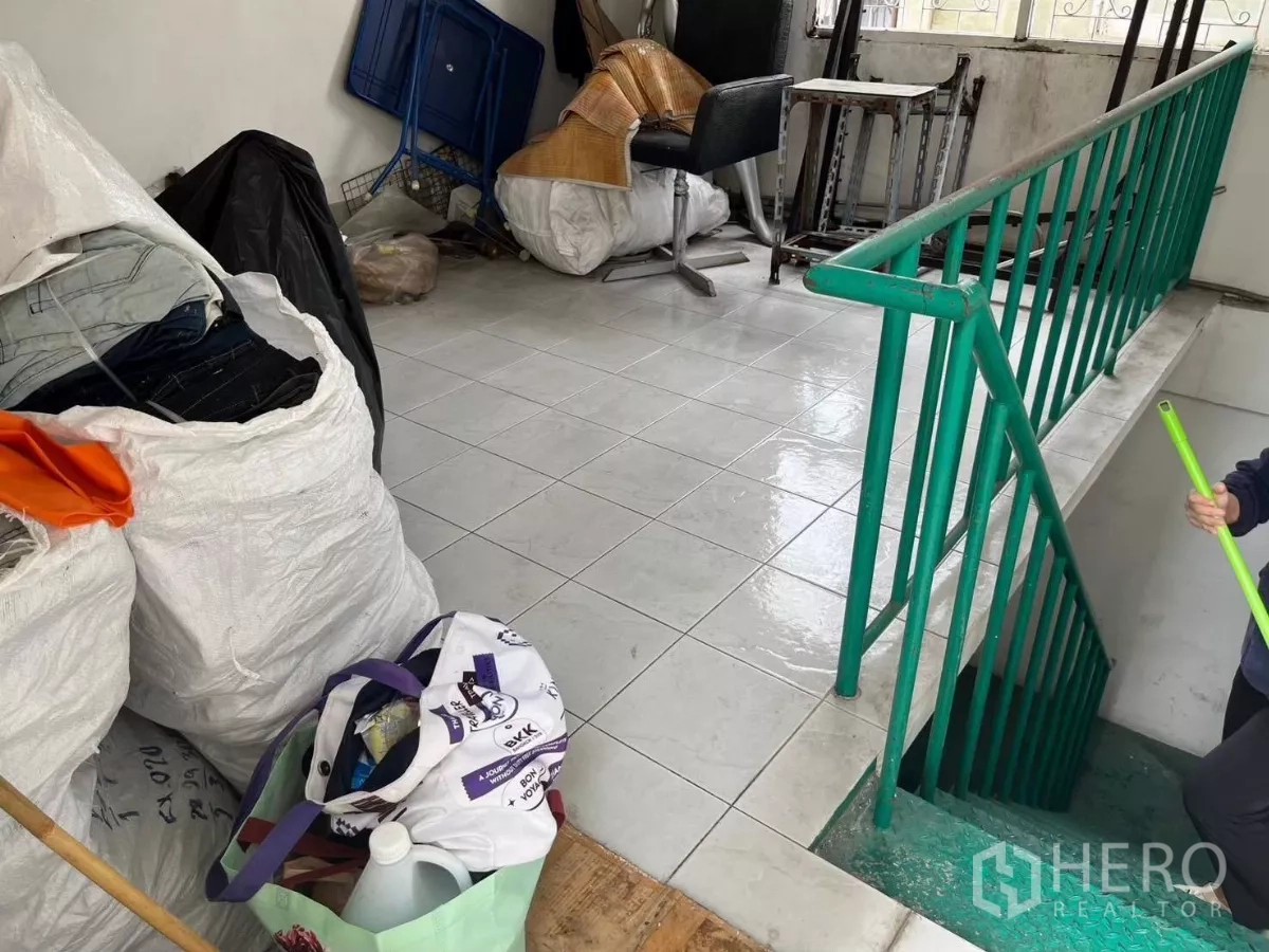 店屋 出租在Ratchathewi, Bangkok - 楼层平台，绿色护栏与白色地砖，用作储物空间。