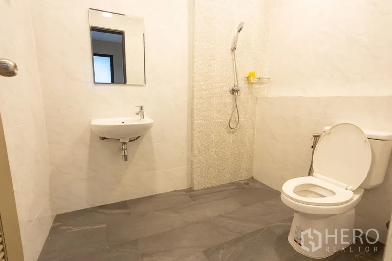 สำนักงานที่บ้าน ให้เช่าในBang Khen, Bangkok - ห้องน้ำสะอาดมีอ่างลอย โถสุขภัณฑ์ และฝักบัวบนพื้นกระเบื้องสีเทา