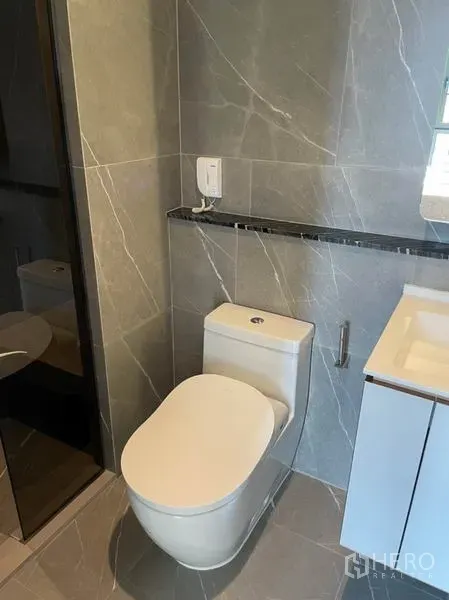 คอนโด ขายในWatthana, Bangkok - มุมห้องน้ำร่วมสมัย มีโถสุขภัณฑ์ เคาน์เตอร์อ่างล้างหน้า และชั้นวาง