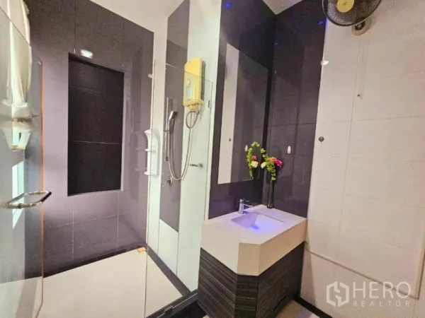 บ้าน ให้เช่าในChatuchak, Bangkok - ห้องน้ำโมเดิร์น ฝักบัวกระจก ตกแต่งโทนเข้ม เคาน์เตอร์อ่างล้างหน้าพร้อมไฟ