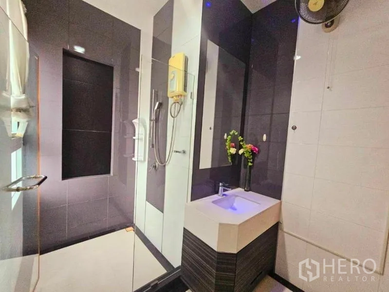 บ้าน ให้เช่าในChatuchak, Bangkok - ห้องน้ำโมเดิร์น ฝักบัวกระจก ตกแต่งโทนเข้ม เคาน์เตอร์อ่างล้างหน้าพร้อมไฟ