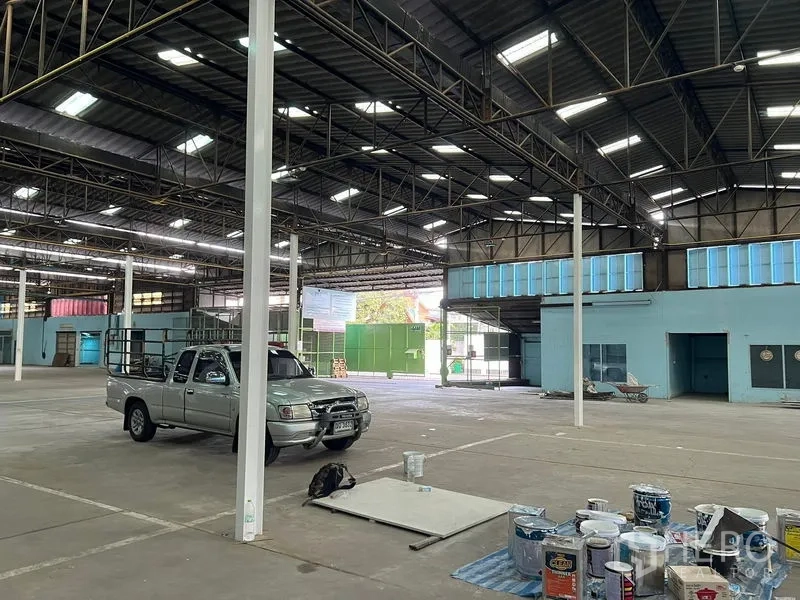 คลังสินค้า ให้เช่าในSamut Prakan - โถงโกดัง กว้าง มีรถกระบะ ช่องแสงบนหลังคา และห้องกั้นสีน้ำเงิน