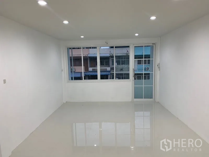 ทาวน์เฮาส์ ขายในYan Nawa, Bangkok - ห้องนอนกว้างมีหน้าต่างเต็มผนังและประตูกระจกออกระเบียง